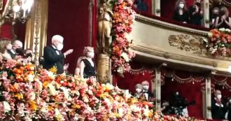 Mattarella alla Prima della Scala, standing ovation e 6 minuti di applausi per il Capo dello Stato: il pubblico grida “bis”. Il video