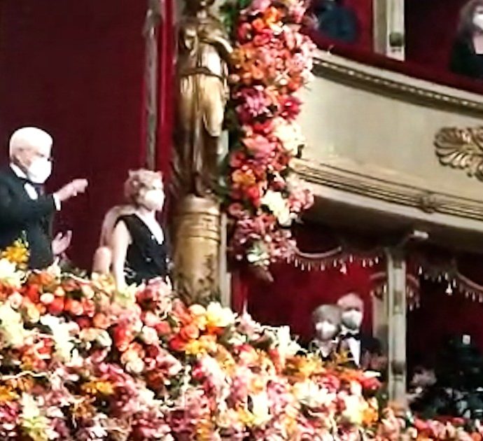 Mattarella alla Prima della Scala, standing ovation e 6 minuti di applausi per il Capo dello Stato: il pubblica grida “bis”. Il video