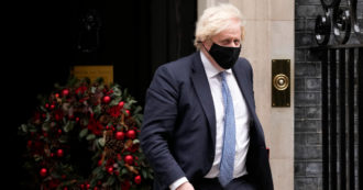 Gran Bretagna, polemiche su Boris Johnson per il video sul “party di Natale a Downing street”. Lascia la consulente Stratton