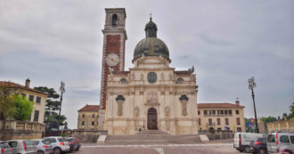 Copertina di Vicenza, 28enne bestemmia e aggredisce il confessore: fedeli allontanati dalla chiesa, poi “un esorcismo di otto ore”