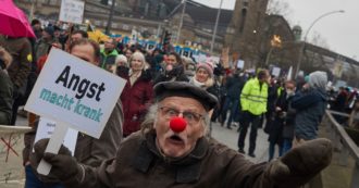 Copertina di Germania, le proteste dei no-vax sempre più radicali: l’allerta per le infiltrazioni di gruppi di estrema destra
