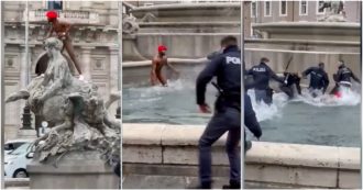 Copertina di Roma, giovane nudo nella fontana per sfuggire alla polizia. Fermato a manganellate tra gli insulti dei passanti: “Ammazzatelo!” (video)