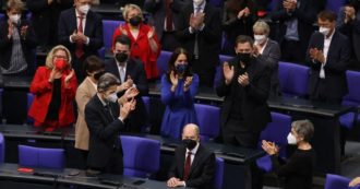 Copertina di Germania, Olaf Scholz eletto cancelliere dal Bundestag. Lungo applauso per Angela Merkel che lascia dopo 16 anni
