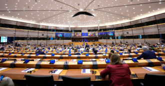 Copertina di Ue, raggiunto accordo sul roaming gratuito: estensione fino al 2032. Ora l’approvazione formale dell’europarlamento