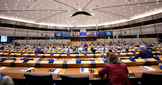 Ue, raggiunto accordo sul roaming gratuito: estensione fino al 2032. Ora l’approvazione formale dell’europarlamento