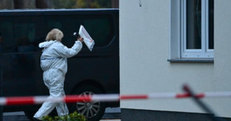 Copertina di Berlino, no vax stermina la famiglia e si uccide: aveva falsificato green pass e temeva di essere arrestato e perdere i figli