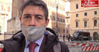 Copertina di Acqua pubblica, presidio a Roma per dire no alla quotazione in Borsa: “Non è una merce. Con le privatizzazioni il servizio è peggiorato”