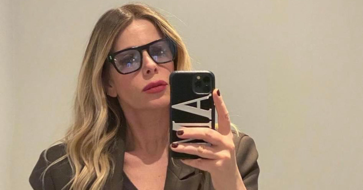 Alessia Marcuzzi e il sesso in aereo: “Lui è un ex portiere di calcio”, ecco di chi si tratta. L’indiscrezione