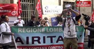Copertina di Air Italy, protesta dei lavoratori al Mise contro il rischio licenziamento: “Azienda arrogante, ma governo è rimasto immobile. Ora ci tuteli”