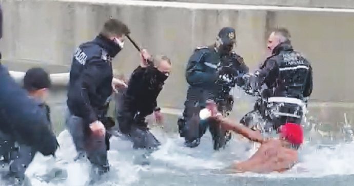 Nudo nella fontana delle Naiadi, polizia lo blocca a manganellate