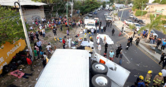 Copertina di Messico, si ribalta un camion con duecento migranti stipati a bordo: almeno 53 morti e 58 feriti. Tentavano di raggiungere il confine Usa