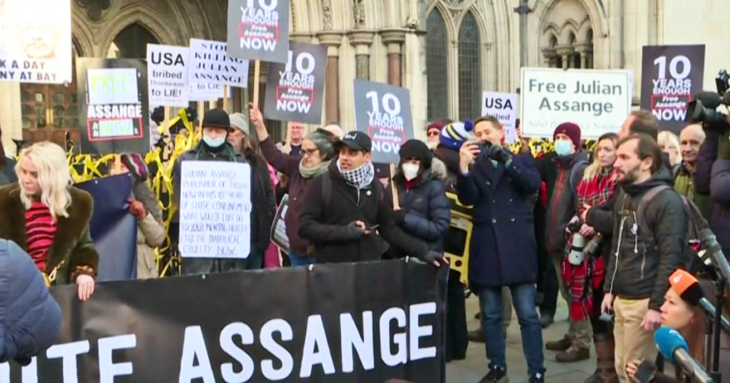 Julian Assange, proteste dei sostenitori del fondatore di WikiLeaks all’esterno dell’Alta Corte di Londra – Video