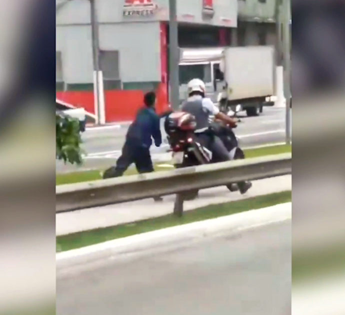 Poliziotto ammanetta un uomo alla propria moto e lo costringe a corrergli dietro lungo la strada: polemiche in Brasile – Video