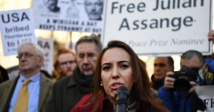 Copertina di Assange, la compagna: “Follia, estradato nel Paese che ha tentato di ucciderlo”