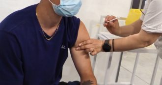 Copertina di Vaccini, il report: 244mila prime dosi negli ultimi 7 giorni. Restano più persone “scoperte” tra i 60enni che tra i 20enni