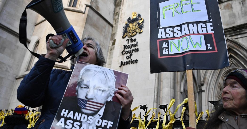 Julian Assange, l’Alta corte di Londra ha ribaltato la sentenza che negava l’estradizione