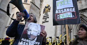 Copertina di Julian Assange, l’Alta corte di Londra ha ribaltato la sentenza che negava l’estradizione. Wikileaks: “Un grave errore giudiziario”