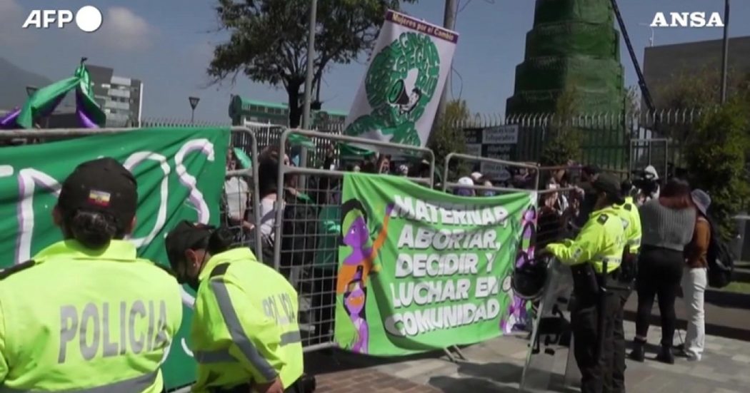 Ecuador, manifestazioni pro e contro l’aborto fuori dal Parlamento: la polizia divide i due gruppi per evitare scontri – Video
