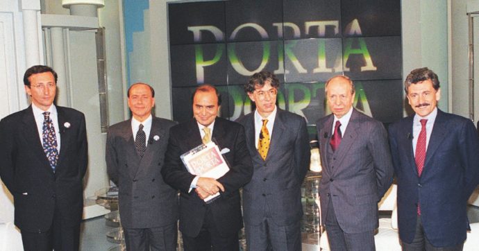 Indagato, sfiduciato, battuto. Ma lo salvano i “comunisti”