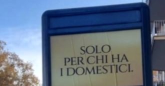 Copertina di “Ciao Povery”, “Solo per chi ha domestici”. I cartelloni dell’agenzia immobiliare fanno infuriare i social: “Ciao stronzy”