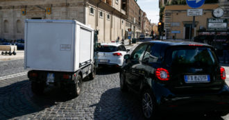 Transizione energetica, l’Italia si prende 5 anni in più su furgoni e veicoli commerciali. Ambientalisti: “Ministri si inventano rinvii senza speranza”