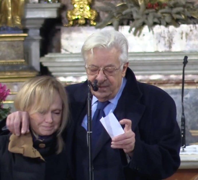 Funerali di Lina Wertmüller, la commozione di Rita Pavone e la poesia di Giancarlo Giannini: “Che piccola cosa una vita…”