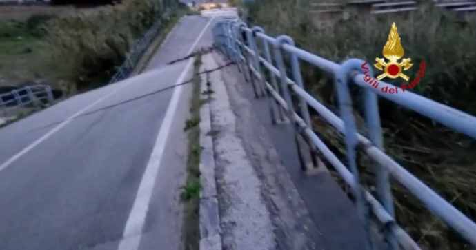 Maltempo, in Sicilia crolla un ponte tra Alcamo e Castellammare: nessun ferito