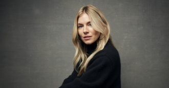 Copertina di Sienna Miller risarcita dal Sun: “Mi hanno rovinato la vita. Avrei preferito un processo ma non posso combattere con i soldi di Murdoch”