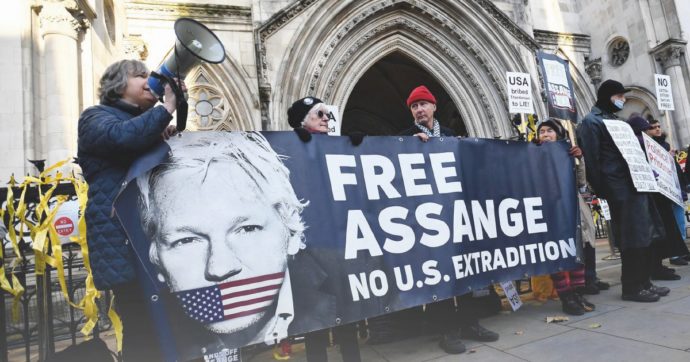 Copertina di Verdetto contro Assange: Boris Johnson “vende” Mr. Wikileaks