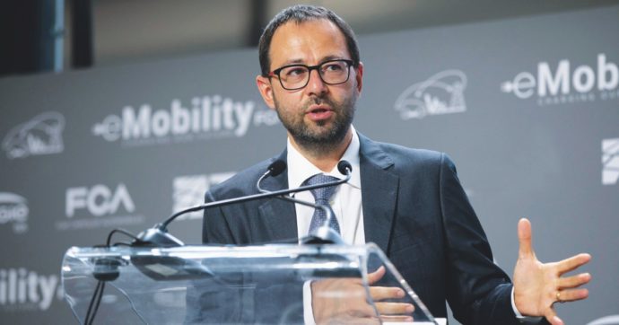 Patuanelli: “Bisogna ascoltare i sindacati su pensioni e lavoro precario”