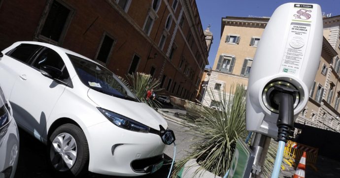 Mite: “Entro il 2035 addio auto nuove a motore termico”