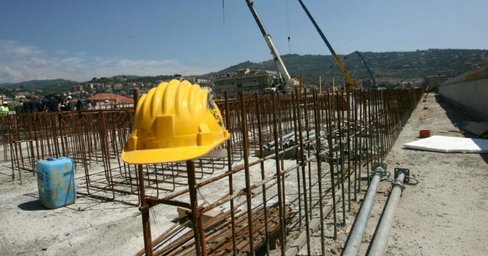 Pavia, cavo si sgancia: lastra travolge operaio