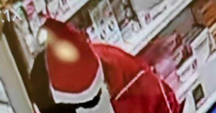 Copertina di Roma, vestito da Babbo Natale rapina una farmacia e scappa