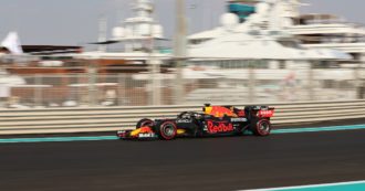 Copertina di Gp Abu Dhabi, pole position per Verstappen: l’olandese più veloce di Hamilton (secondo) nelle qualifiche. Quinta e settima le Ferrari