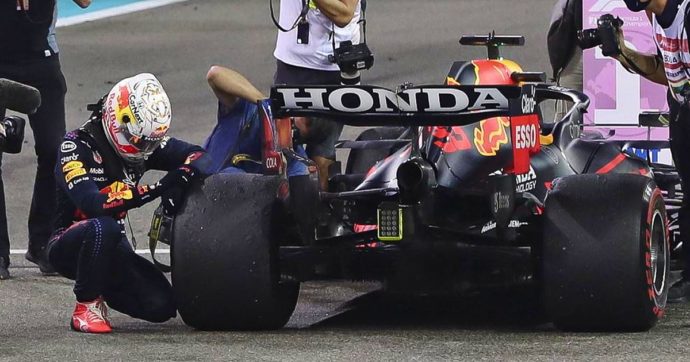 Max Verstappen è campione del mondo di Formula 1: decide il sorpasso all’ultimo giro su Hamilton. Il “predestinato” batte Mercedes