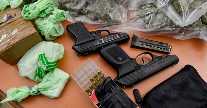 Traffico d’armi, dalla conversione delle pistole a salve all’uso delle stampanti 3D: le nuove strategie del mercato illegale – Il report