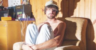 Copertina di “Voglio il tuo collo”: dopo il part-time all’Ikea Jesse The Faccio firma brani sentimentali