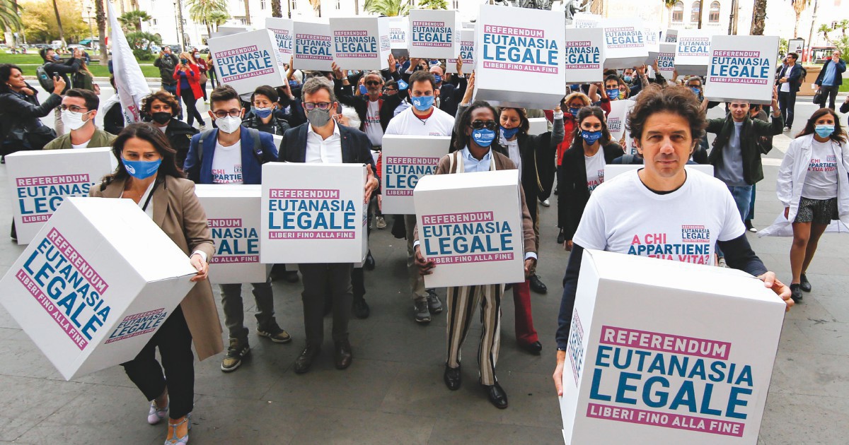 Fine vita: la maggioranza vuole cancellare un diritto. Le uniche consultazioni le ha fatte con i vescovi Fine vita: la maggioranza vuole cancellare un diritto. Le uniche consultazioni le ha fatte con i vescovi