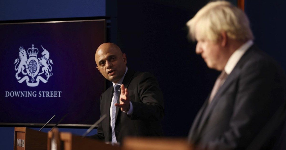 Covid, il ministro inglese: “Ricoveri e decessi aumenteranno drasticamente a causa di Omicron” . A Londra la variante responsabile del 44% dei nuovi contagi. Sito per prenotare il vaccino in tilt