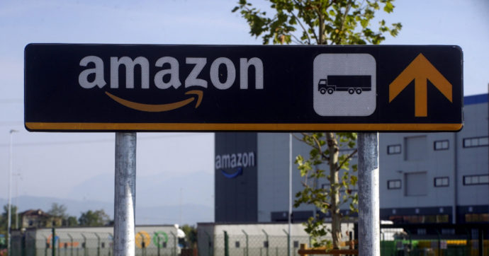 Amazon, dopo la multa dell’Antitrust giornali e opinionisti in soccorso del colosso Usa. Trattando il consumatore da scudo umano