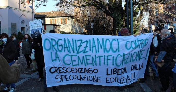 Milano, a Crescenzago i residenti protestano contro il cantiere del comune e la vendita dell’ex edificio municipale