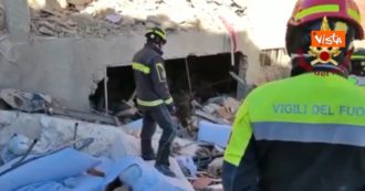 Copertina di Agrigento, si scava ancora per cercare i due dispersi: le immagini dei Vigili del fuoco al lavoro – Video