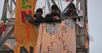 Copertina di Ricordate i ferrovieri sulla torre della stazione di Milano? Dieci anni fa, dicono, ‘avevamo ragione’