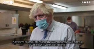Copertina di Variante Omicron, Boris Johnson: “Sta producendo ospedalizzazioni, mettiamo da parte l’idea che sia una versione più lieve del virus”