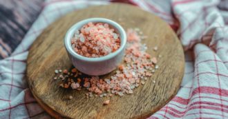 Copertina di Sale rosa del’Himalaya è una grande bufala: non viene davvero dall’Himalaya e non ha proprietà benefiche, anzi. Parla l’esperta