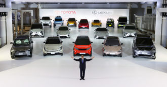 Copertina di Toyota, 30 nuovi modelli elettrici entro il 2035. L’AD Toyoda: “Ma non è l’unica via. Senza energia pulita non ci sono emissioni zero”