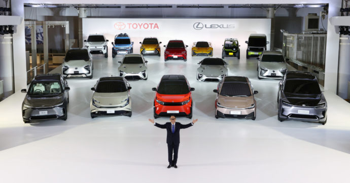 Toyota, 30 nuovi modelli elettrici entro il 2035. L’AD Toyoda: “Ma non è l’unica via. Senza energia pulita non ci sono emissioni zero”