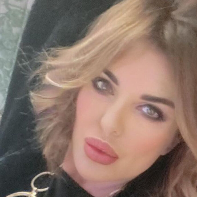 “La pensione la prendo da un po’, verso i contributi da quando avevo 14 anni. Però in pensione non ci vado… Il regalo che vorrei per i 65 anni? Un programma tv”: Alba Parietti si racconta