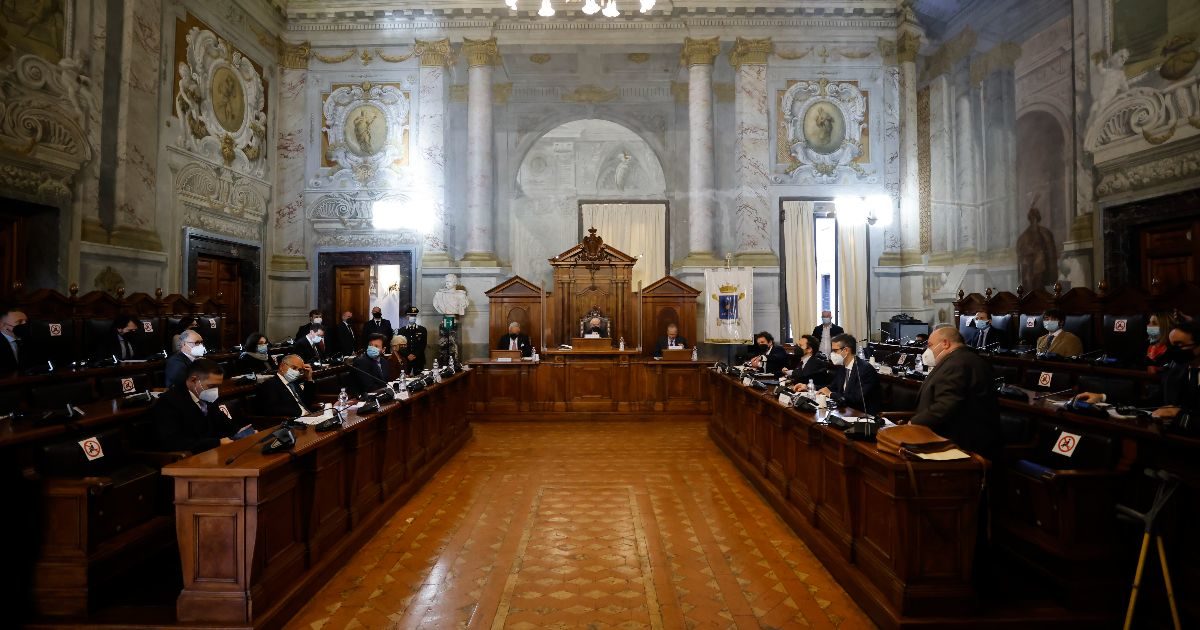 Porte girevoli tra magistratura e politica, la riforma “dimentica” i consiglieri di Stato: possono avere incarichi (e stipendi) ai vertici dei ministeri senza lasciare la toga