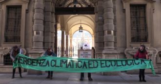 Copertina di Babbo Natale e le renne protestano contro la crisi climatica: l’azione degli attivisti di Extinction Rebellion a Torino – video
